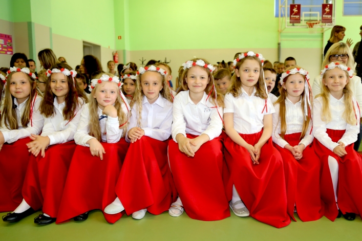 Uczniowie z Rumunii i Bułgarii w elbląskiej „Jedenastce”. Powitano ich chlebem i solą