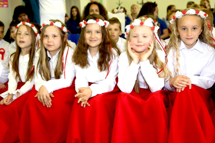 Uczniowie z Rumunii i Bułgarii w elbląskiej „Jedenastce”. Powitano ich chlebem i solą