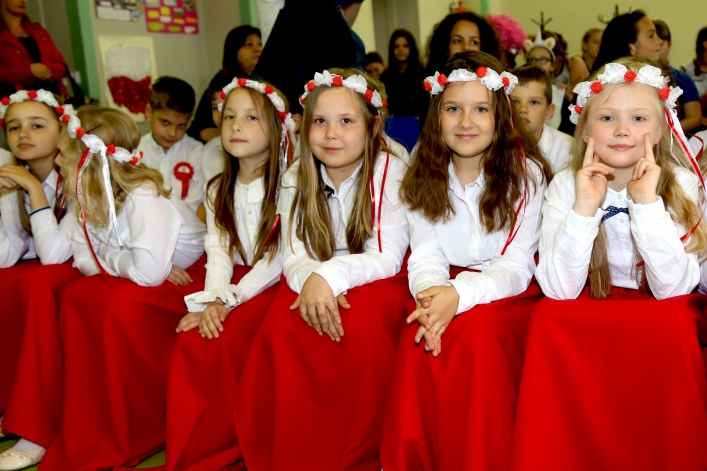 Uczniowie z Rumunii i Bułgarii w elbląskiej „Jedenastce”. Powitano ich chlebem i solą