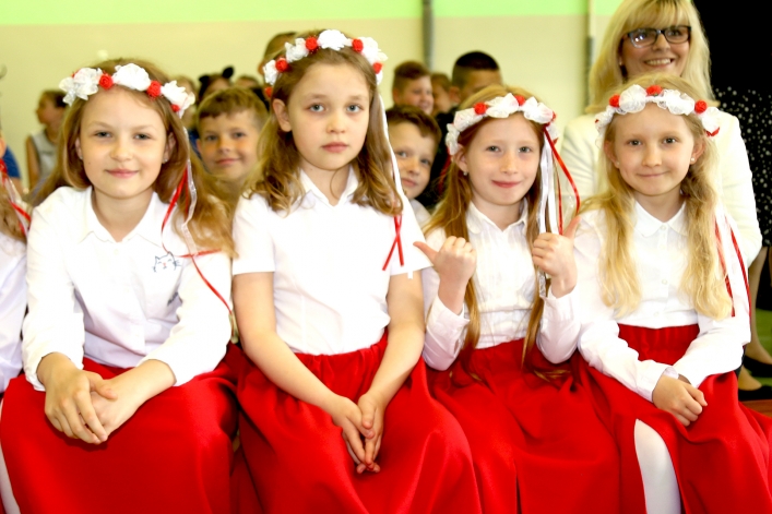 Uczniowie z Rumunii i Bułgarii w elbląskiej „Jedenastce”. Powitano ich chlebem i solą