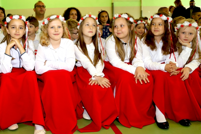 Uczniowie z Rumunii i Bułgarii w elbląskiej „Jedenastce”. Powitano ich chlebem i solą