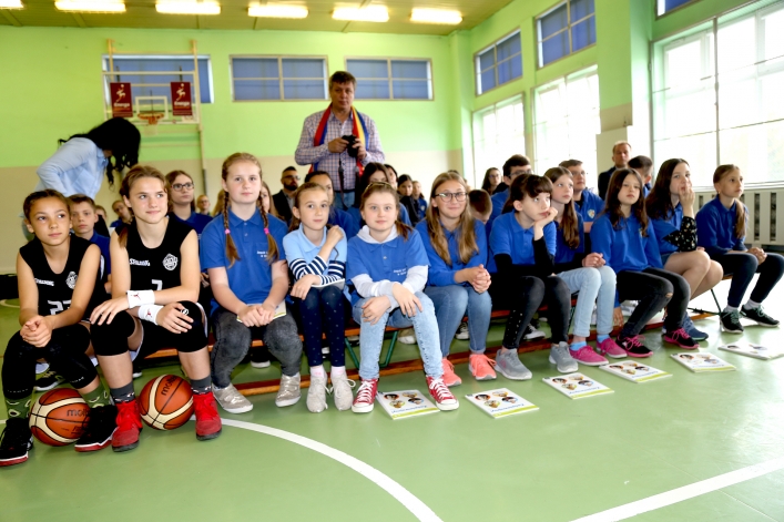 Uczniowie z Rumunii i Bułgarii w elbląskiej „Jedenastce”. Powitano ich chlebem i solą