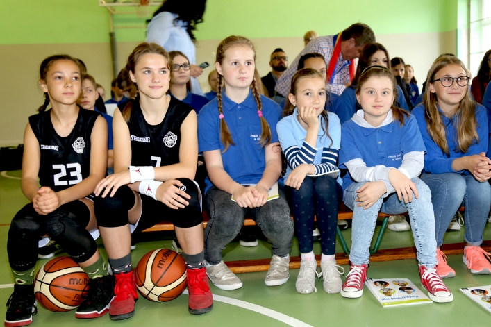 Uczniowie z Rumunii i Bułgarii w elbląskiej „Jedenastce”. Powitano ich chlebem i solą