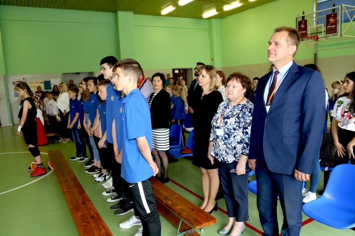 Uczniowie z Rumunii i Bułgarii w elbląskiej „Jedenastce”. Powitano ich chlebem i solą