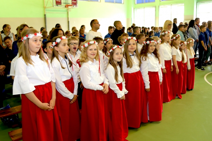 Uczniowie z Rumunii i Bułgarii w elbląskiej „Jedenastce”. Powitano ich chlebem i solą