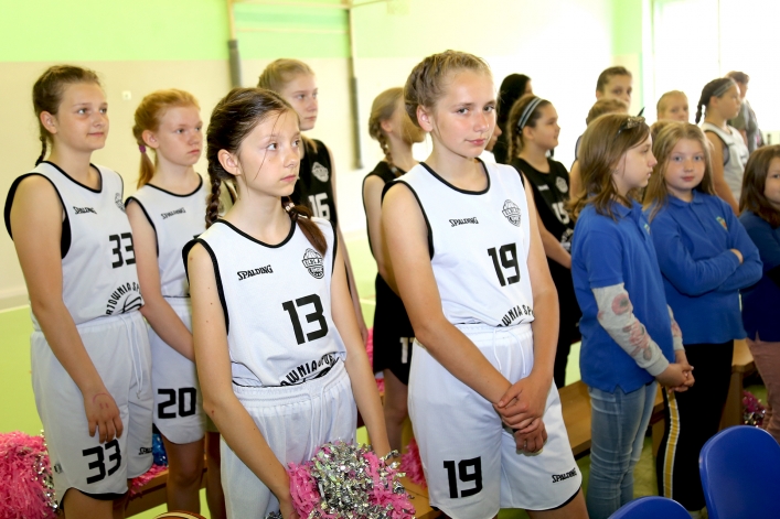 Uczniowie z Rumunii i Bułgarii w elbląskiej „Jedenastce”. Powitano ich chlebem i solą