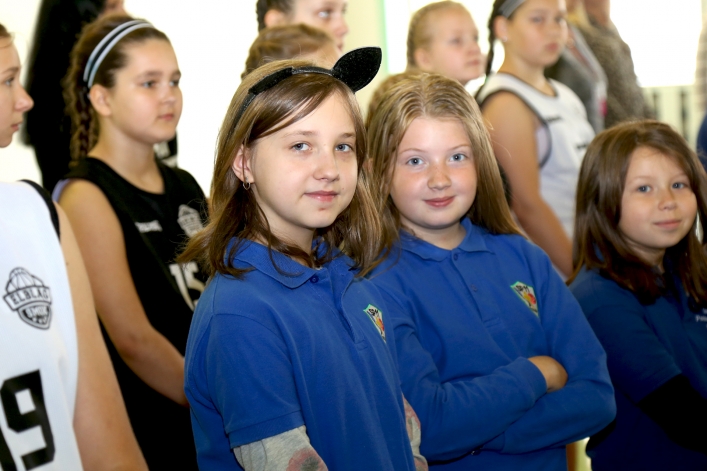 Uczniowie z Rumunii i Bułgarii w elbląskiej „Jedenastce”. Powitano ich chlebem i solą