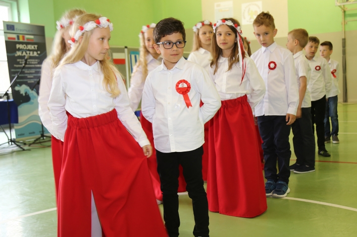 Uczniowie z Rumunii i Bułgarii w elbląskiej „Jedenastce”. Powitano ich chlebem i solą
