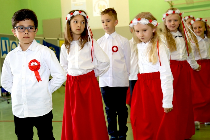 Uczniowie z Rumunii i Bułgarii w elbląskiej „Jedenastce”. Powitano ich chlebem i solą