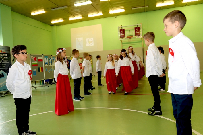Uczniowie z Rumunii i Bułgarii w elbląskiej „Jedenastce”. Powitano ich chlebem i solą