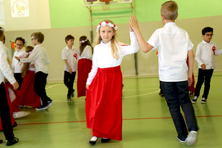 Uczniowie z Rumunii i Bułgarii w elbląskiej „Jedenastce”. Powitano ich chlebem i solą
