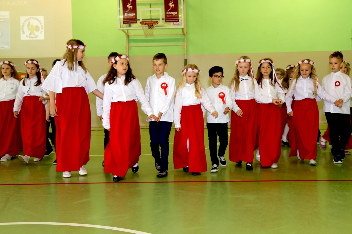 Uczniowie z Rumunii i Bułgarii w elbląskiej „Jedenastce”. Powitano ich chlebem i solą