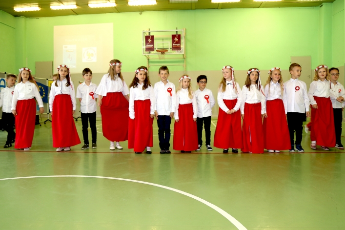 Uczniowie z Rumunii i Bułgarii w elbląskiej „Jedenastce”. Powitano ich chlebem i solą