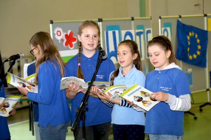 Uczniowie z Rumunii i Bułgarii w elbląskiej „Jedenastce”. Powitano ich chlebem i solą