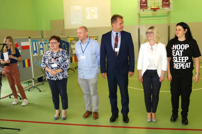 Uczniowie z Rumunii i Bułgarii w elbląskiej „Jedenastce”. Powitano ich chlebem i solą