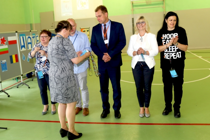 Uczniowie z Rumunii i Bułgarii w elbląskiej „Jedenastce”. Powitano ich chlebem i solą