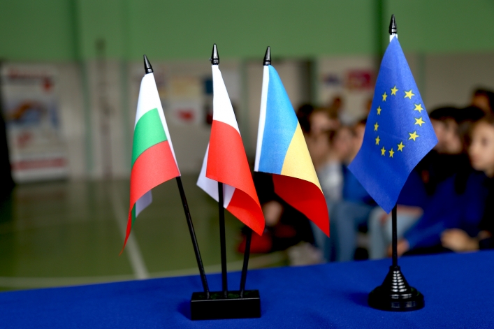 Uczniowie z Rumunii i Bułgarii w elbląskiej „Jedenastce”. Powitano ich chlebem i solą