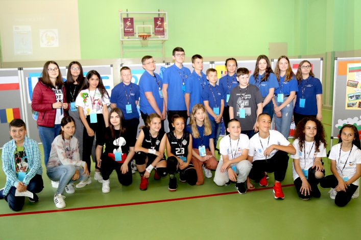 Uczniowie z Rumunii i Bułgarii w elbląskiej „Jedenastce”. Powitano ich chlebem i solą