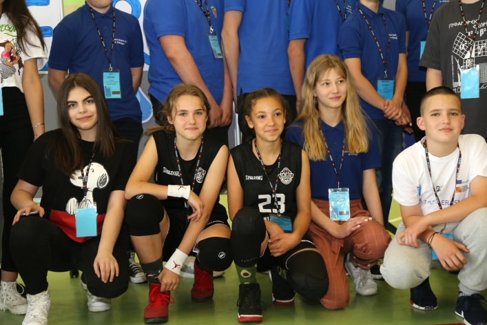 Uczniowie z Rumunii i Bułgarii w elbląskiej „Jedenastce”. Powitano ich chlebem i solą
