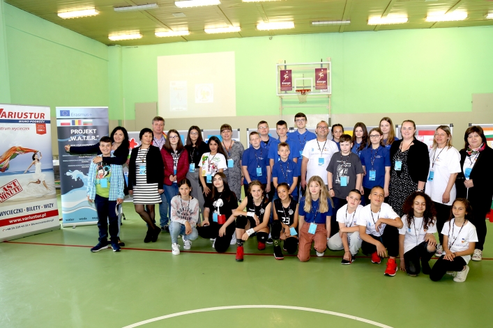 Uczniowie z Rumunii i Bułgarii w elbląskiej „Jedenastce”. Powitano ich chlebem i solą