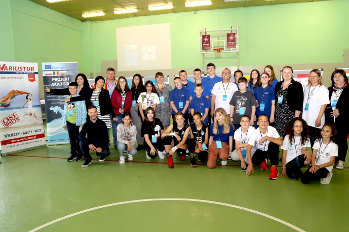 Uczniowie z Rumunii i Bułgarii w elbląskiej „Jedenastce”. Powitano ich chlebem i solą