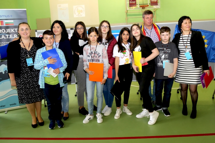 Uczniowie z Rumunii i Bułgarii w elbląskiej „Jedenastce”. Powitano ich chlebem i solą