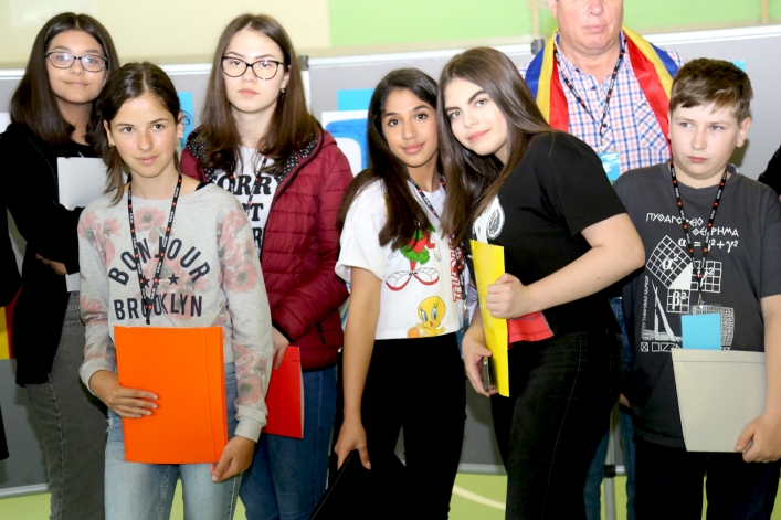 Uczniowie z Rumunii i Bułgarii w elbląskiej „Jedenastce”. Powitano ich chlebem i solą