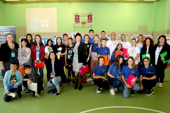 Uczniowie z Rumunii i Bułgarii w elbląskiej „Jedenastce”. Powitano ich chlebem i solą