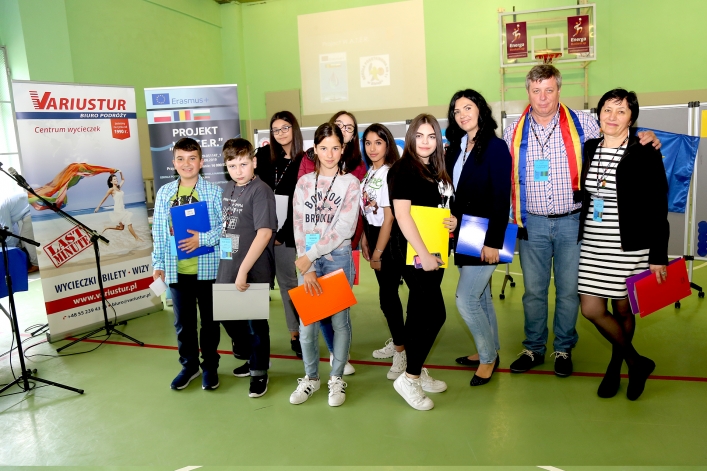 Uczniowie z Rumunii i Bułgarii w elbląskiej „Jedenastce”. Powitano ich chlebem i solą