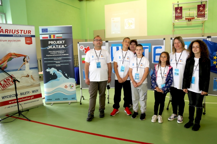 Uczniowie z Rumunii i Bułgarii w elbląskiej „Jedenastce”. Powitano ich chlebem i solą