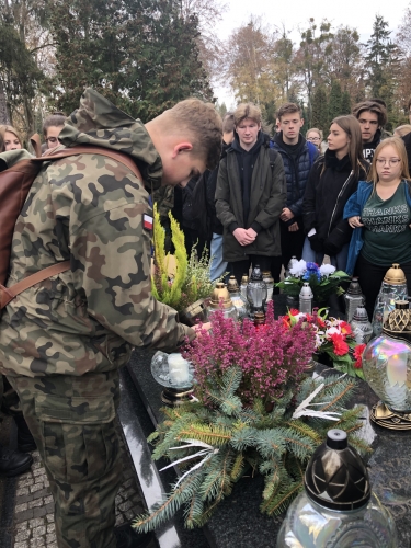 Uczniowie ZSEiO w Elblągu wspominają poległych żołnierzy