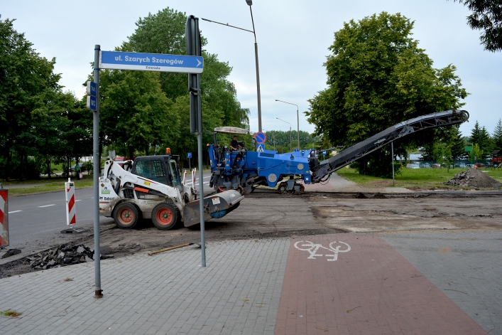 Układanie nowej nawierzchni jezdni na ul. Szarych Szeregów (+ zdjęcia)