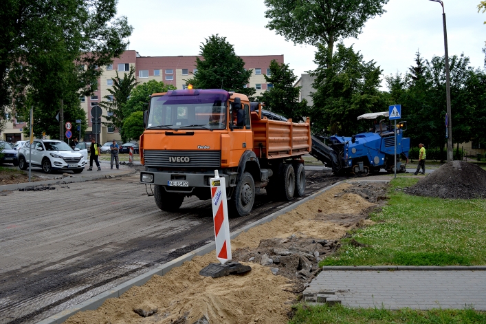 Układanie nowej nawierzchni jezdni na ul. Szarych Szeregów (+ zdjęcia)
