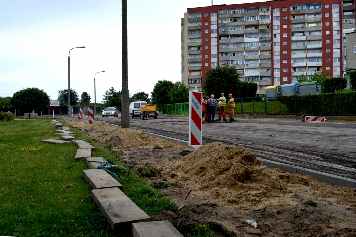 Układanie nowej nawierzchni jezdni na ul. Szarych Szeregów (+ zdjęcia)