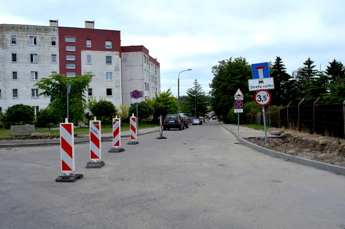 Układanie nowej nawierzchni jezdni na ul. Szarych Szeregów (+ zdjęcia)