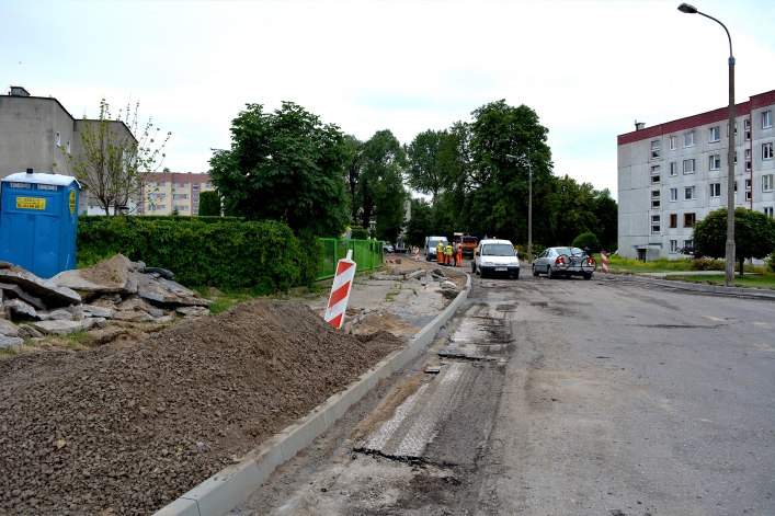 Układanie nowej nawierzchni jezdni na ul. Szarych Szeregów (+ zdjęcia)