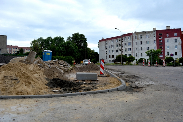 Układanie nowej nawierzchni jezdni na ul. Szarych Szeregów (+ zdjęcia)