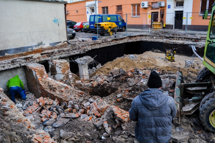 Ulica Mączna: zasypują były skład opału