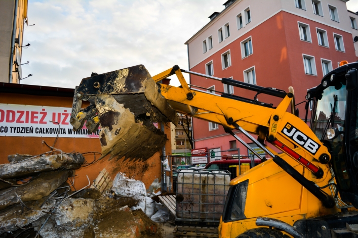 Ulica Mączna: zasypują były skład opału