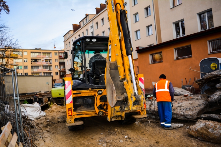Ulica Mączna: zasypują były skład opału