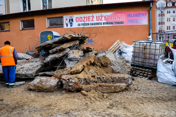 Ulica Mączna: zasypują były skład opału