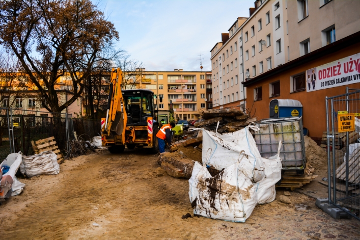 Ulica Mączna: zasypują były skład opału