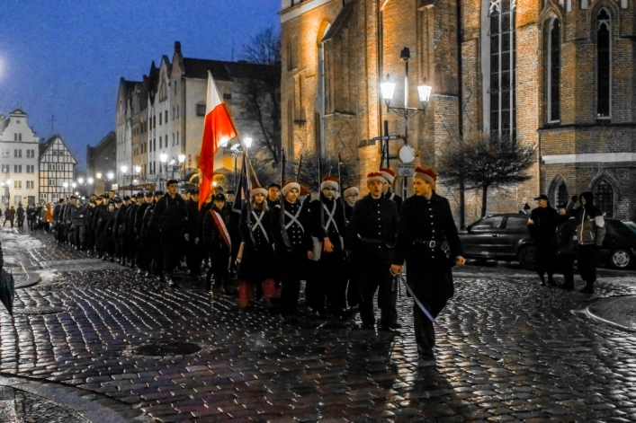 Ulicami elbląskiej starówki przeszedł  „Marsz Podchorążych” (+foto)