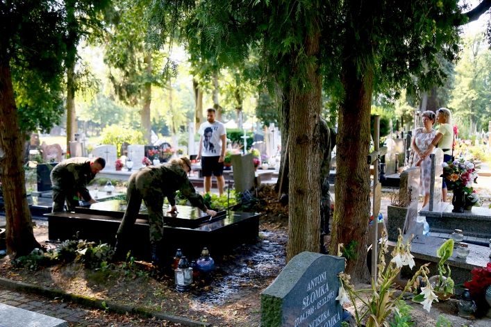 Uporządkowali groby powstańców warszawskich spoczywających na elbląskich nekropoliach