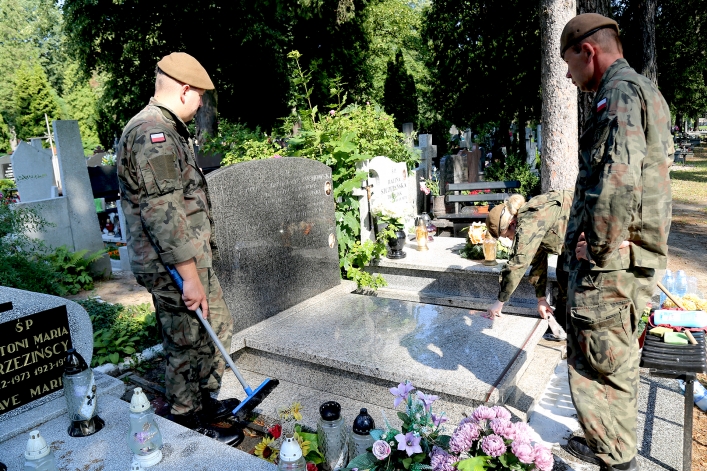 Uporządkowali groby powstańców warszawskich spoczywających na elbląskich nekropoliach