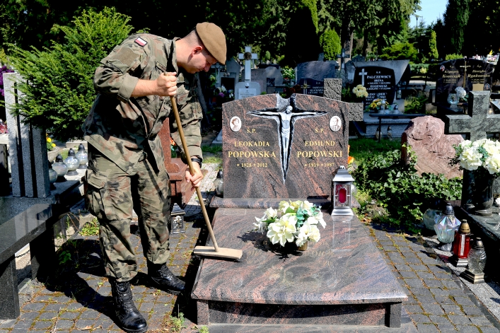 Uporządkowali groby powstańców warszawskich spoczywających na elbląskich nekropoliach