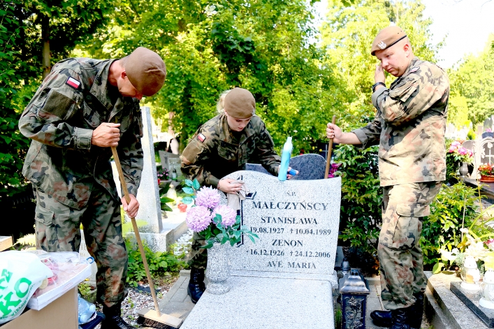 Uporządkowali groby powstańców warszawskich spoczywających na elbląskich nekropoliach