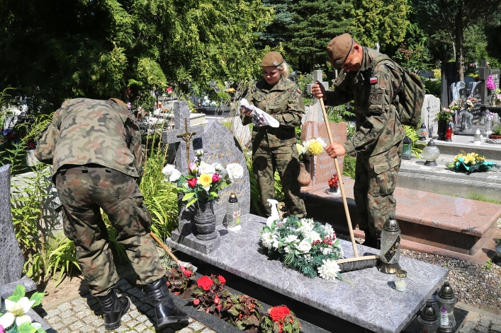 Uporządkowali groby powstańców warszawskich spoczywających na elbląskich nekropoliach