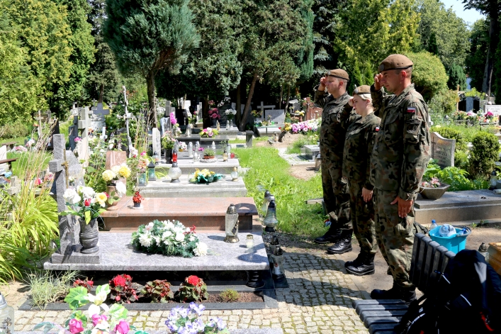 Uporządkowali groby powstańców warszawskich spoczywających na elbląskich nekropoliach