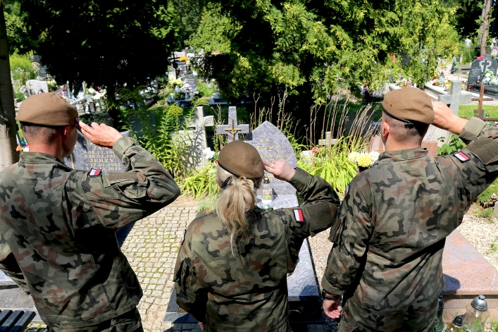 Uporządkowali groby powstańców warszawskich spoczywających na elbląskich nekropoliach
